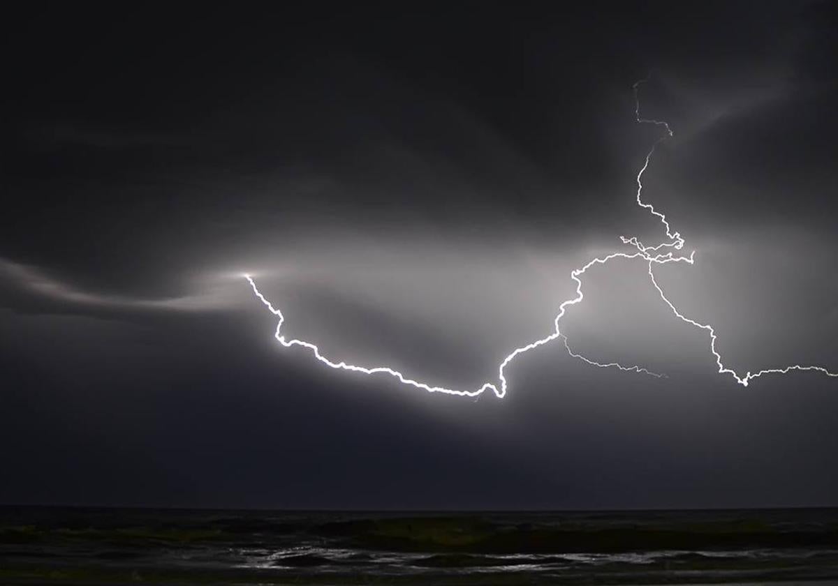 Rayos y relámpagos en el cielo.