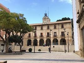 La plaza de la Constitución con el Ayuntamiento de Dénia al fondo.