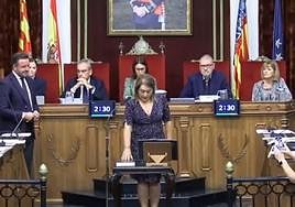 Caridad Martínez ha jurado su cargo en el pleno ordinario.
