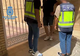 Agentes de la Policía Nacional en plena detención.