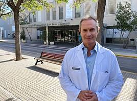Marques Espí frente al Hospital Universitari de Sant Joan d'Alacant.