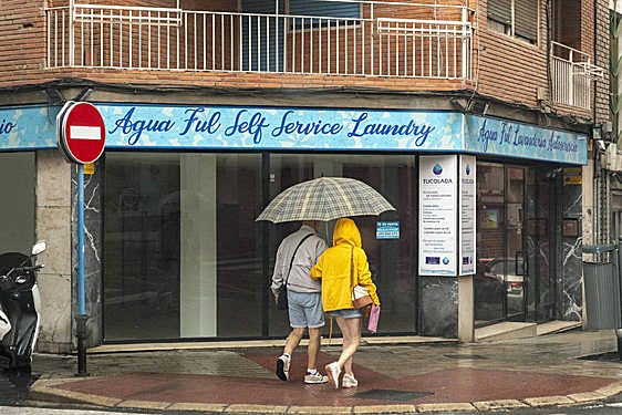 Dos personas pasean bajo la lluvia