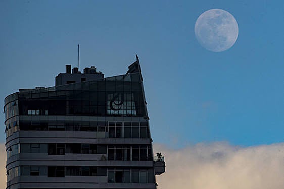 Luna azul en el cielo de Quito, Ecuador.