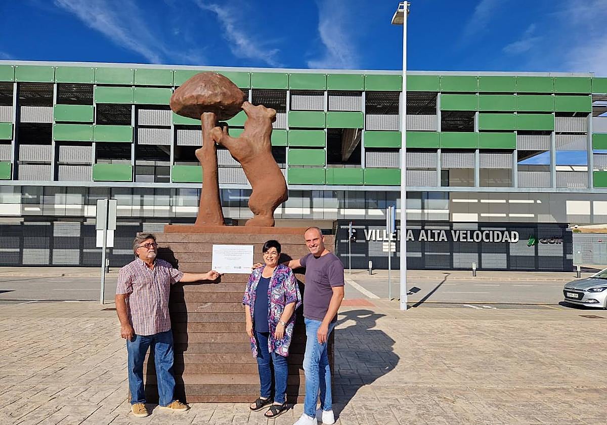 Instalación de la réplica del oso y el madroño en la estación AVE de Villena.