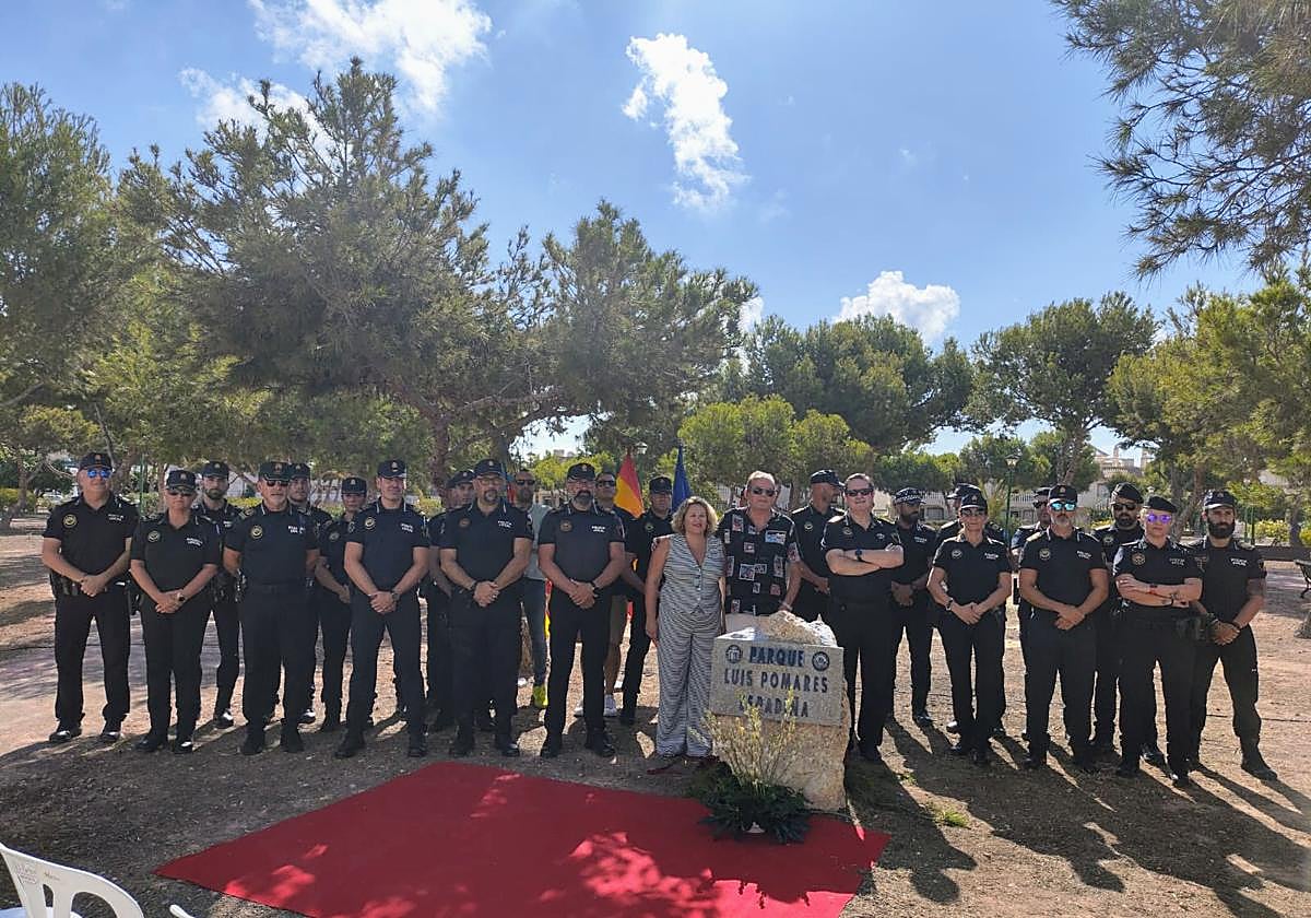 Los policías locales junto a la concejala en el acto de homenaje.