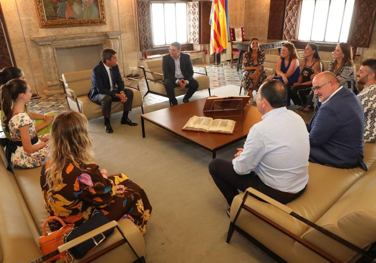 Visita de la Federació de Fogueres y las belleas del foc al Palau de la Generalitat.