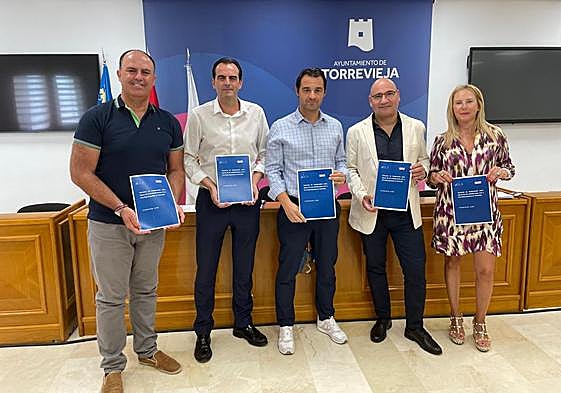 Los representantes de las tres instituciones durante la firma del convenio.