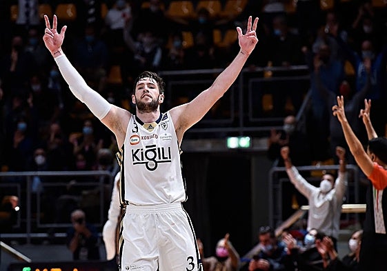 Gudmundsson celebra un triple