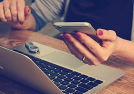 Una mujer usa un teléfono móvil.