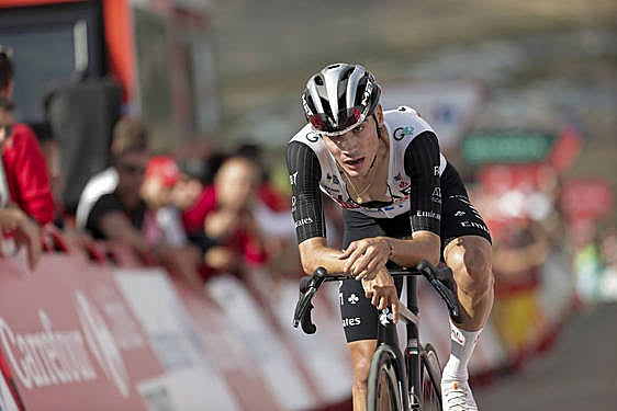 El ciclista español Juan Ayuso, del equipo UAE Team Emirates, al término de la sexta etapa de la Vuelta a España.