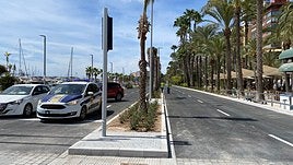 Algunos coches esperan en el semáforo Puerta del Mar.