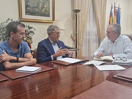 Reunión de trabajo entre Carlos Sánchez, subdelegado del Gobierno en Alicante (d), y Mario Urrea (c), presidente de la CHJ.