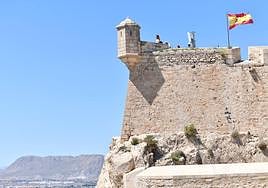 Uno de los torreones del castillo de Santa Bárbara.
