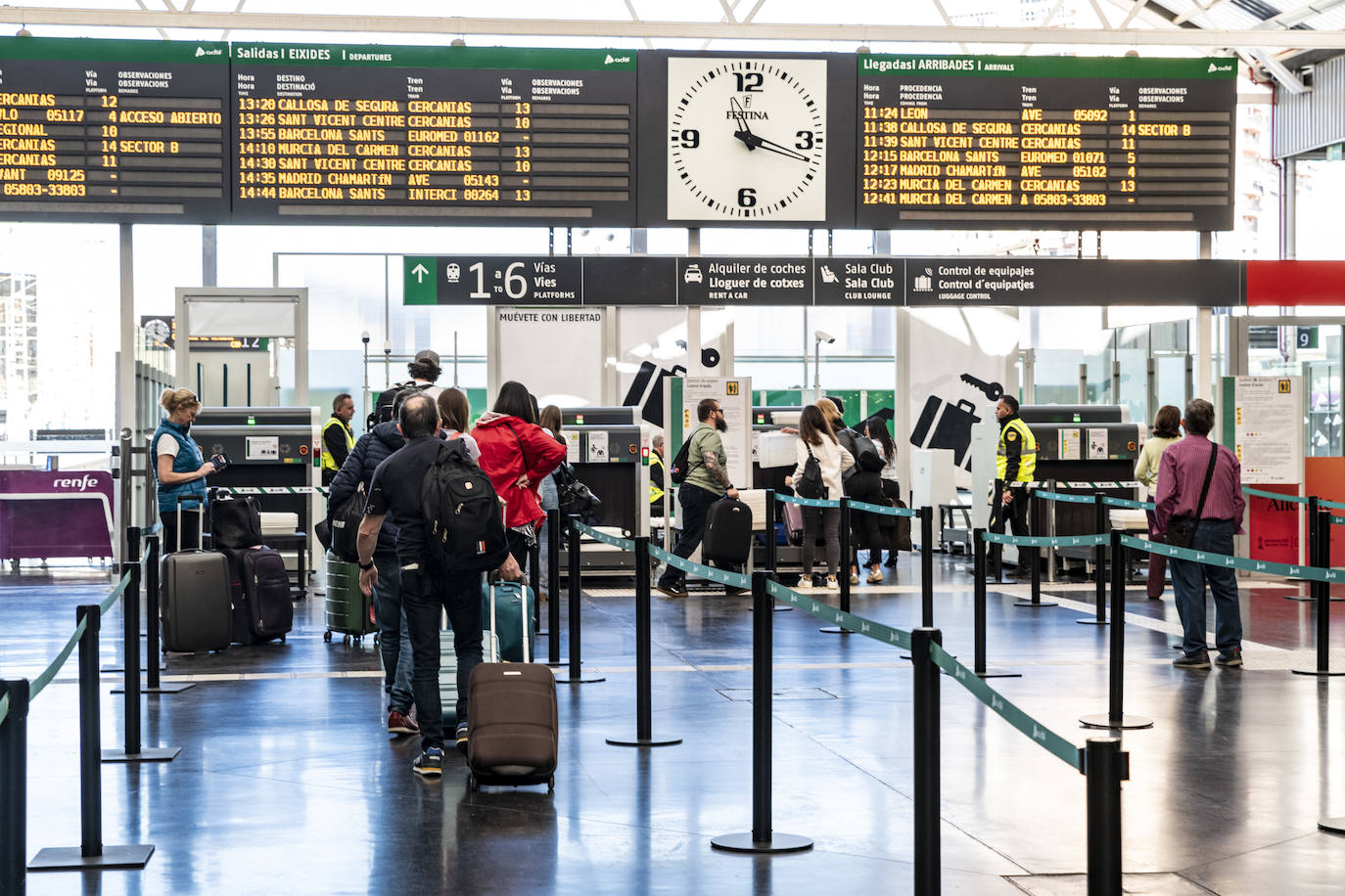 Colas de pasajeros en la estación de tren de Alicante.