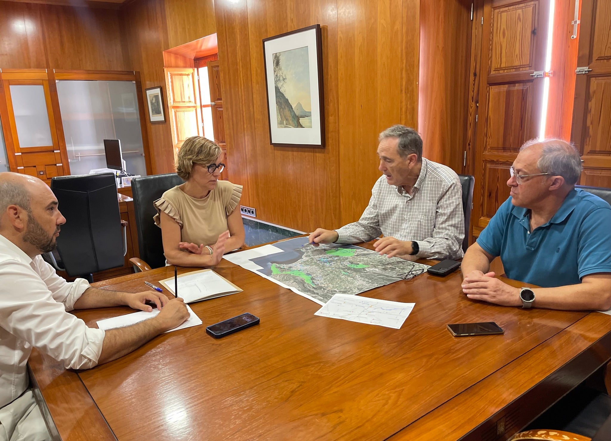 Imagen de archivo de la alcaldesa Rosa Cardona durante una reunión.