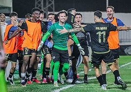 Manu Herrera se dispone a abrazar a Pol Roigé tras su decisivo gol ante el Alcoyano