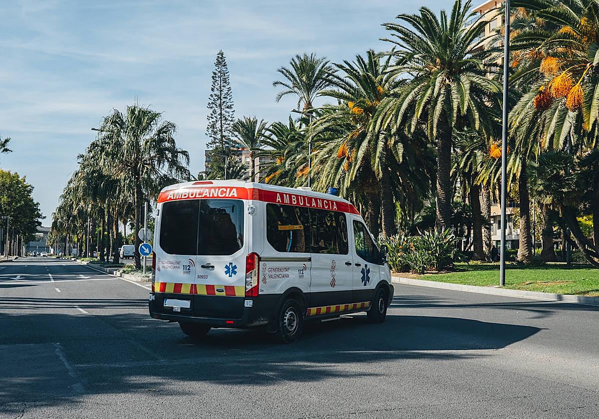 Ambulancia circulando en Alicante