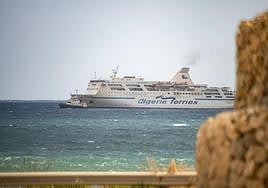 Un crucero navegando frente a la bahía de Alicante.