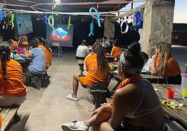 Miembros del campamento de verano de AODI disfrutando de la proyección 'Buscando a Nemo'