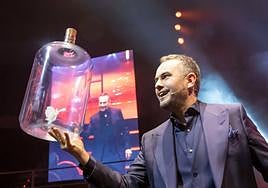 El ilusionista Jorge Blass realiza un truco de magia en su actuación.