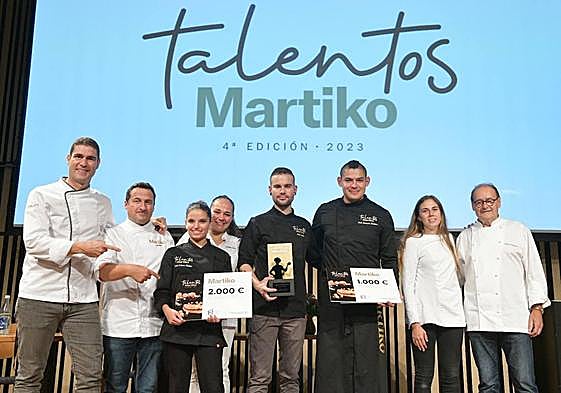 El jurado de Talentos Martiko junto a Estela Soriano, Toni Serrano y Ariel Munguía, ganadores de esta edición .