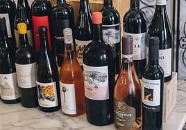 Vinos de Alicante expuestos en un restaurante