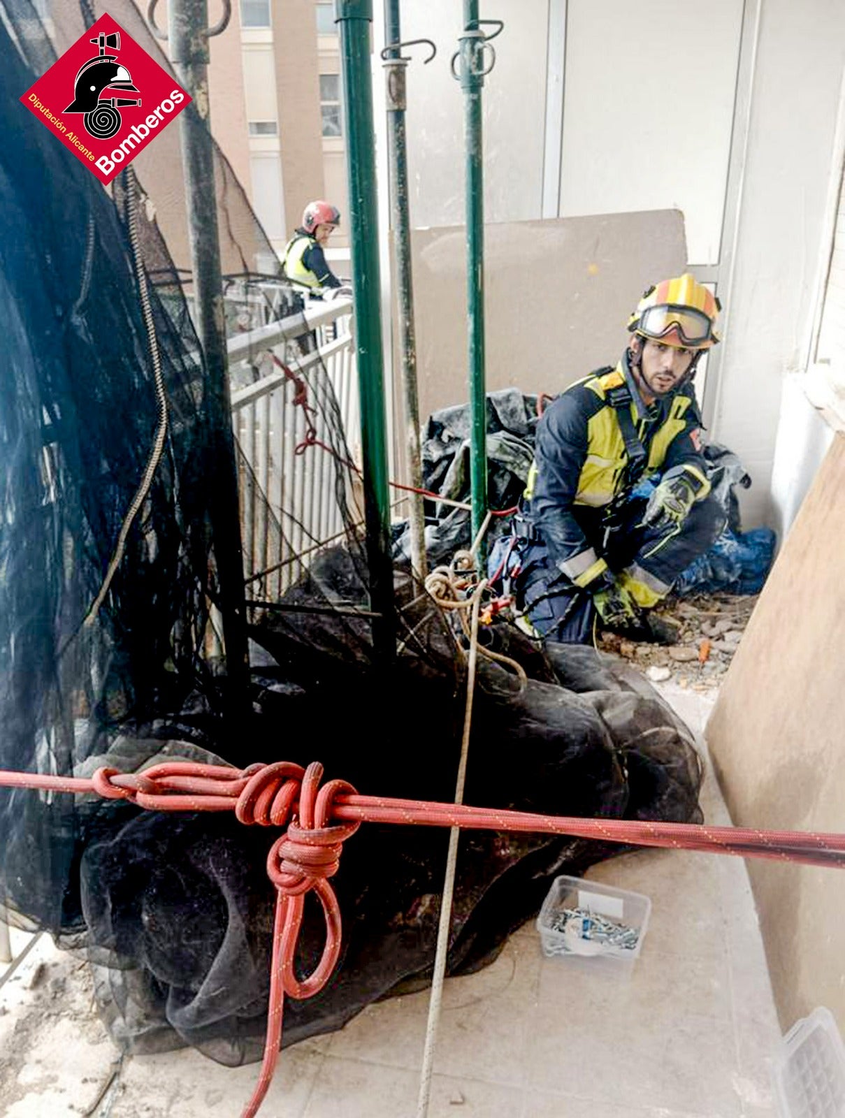 Bomberos actuando en un incendio en una imagen de archivo.
