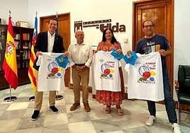 Rubén Alfaro, alcalde de Elda, David Guardiola, concejal de Fiestas, y Loli Soler, pregonera de las fiestas, reciben la camiseta y el pañuelo para 'correr la traca'