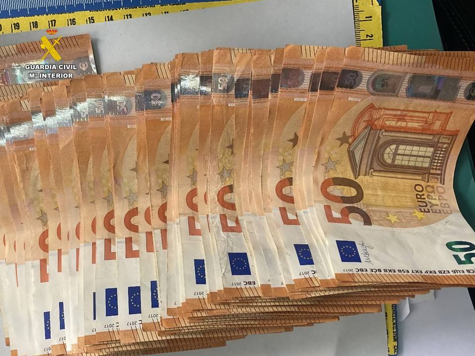 10.000 euros encontró se requisaron durante los registros en los pisos de la banda