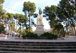 Monumento a Emilio Castelar situado en la plaza que lleva su propio nombre