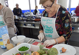 Una mujer elabora una receta en una edición anterior de este concurso.