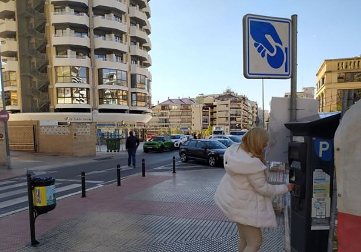 Una usuaria abona su tarifa en uno de los parquímetros de la ciudad