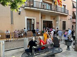 Colas en las afueras de la Biblioteca Muncipal