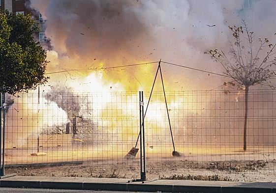 Una de las mascletàs del pasado año en los barrios de la ciudad.
