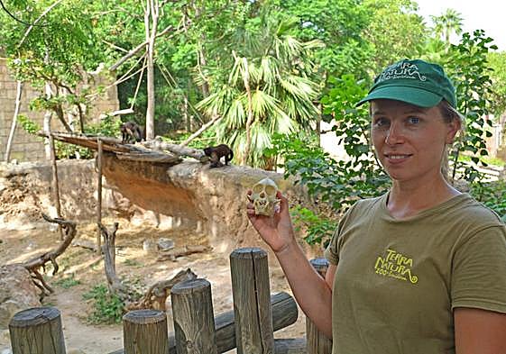 Una de las educadoras de los primates posando junto a varios de ellos en Terra Natura Benidorm