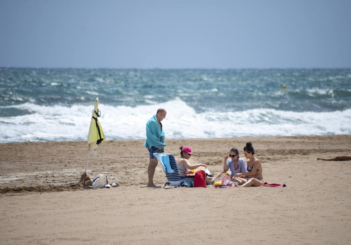 Bañistas durante el verano disfrutan de la costa alicantina.