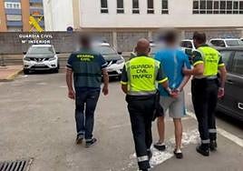 Detención del hombre por agentes de la Guardia Civil