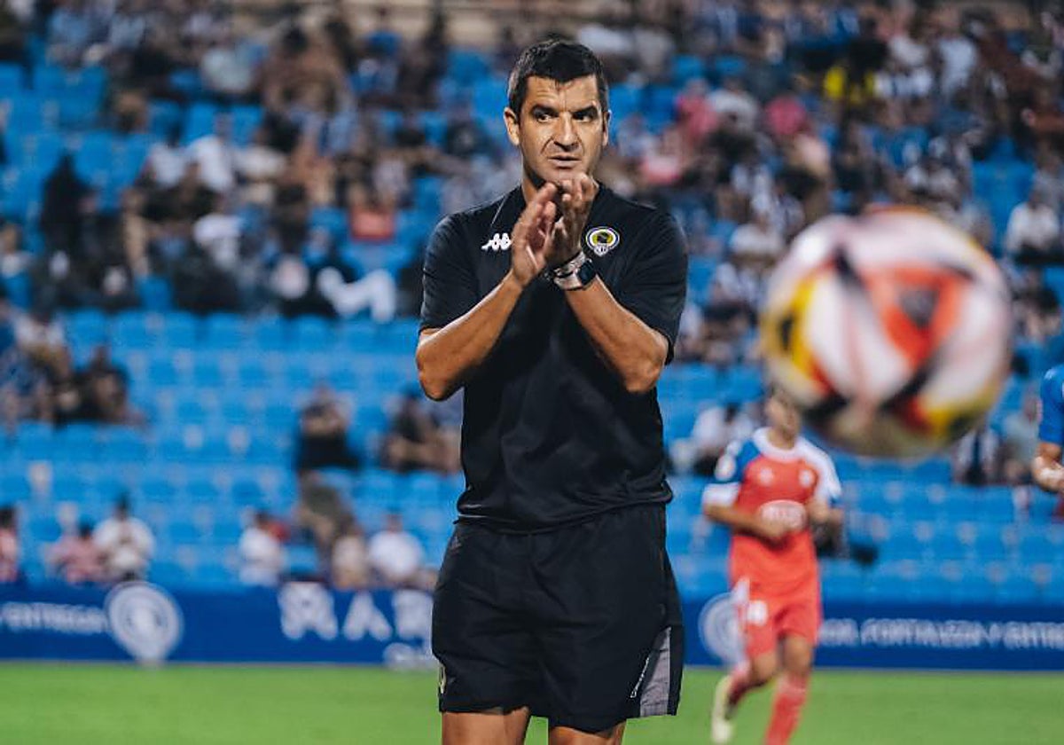Torrecilla aplaude una acción del Hércules en el estreno ante el Espanyol B