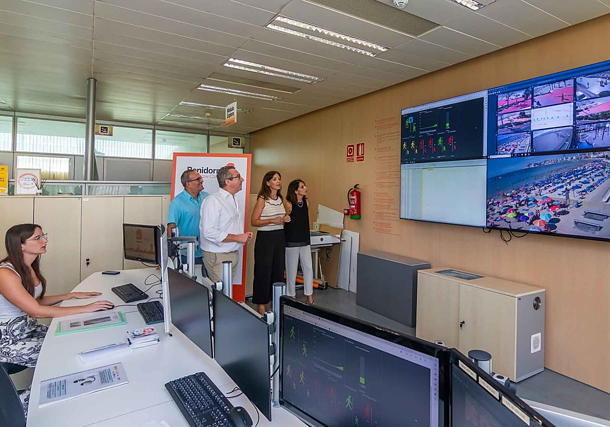 Toni Pérez comprueba el centro de control del sistema de conteo de las playas