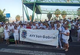 La manifestación frente al apeadero de San Gabriel.