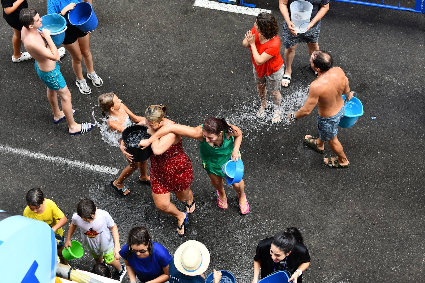 El Raval Roig despide sus fiestas con la tradicional Poalà