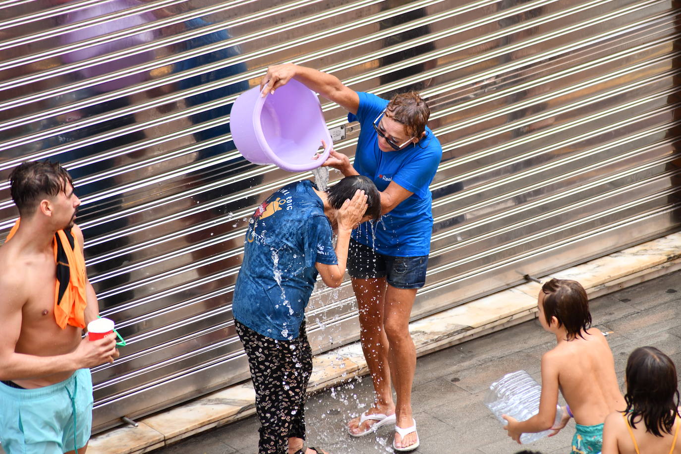 El Raval Roig despide sus fiestas con la tradicional Poalà
