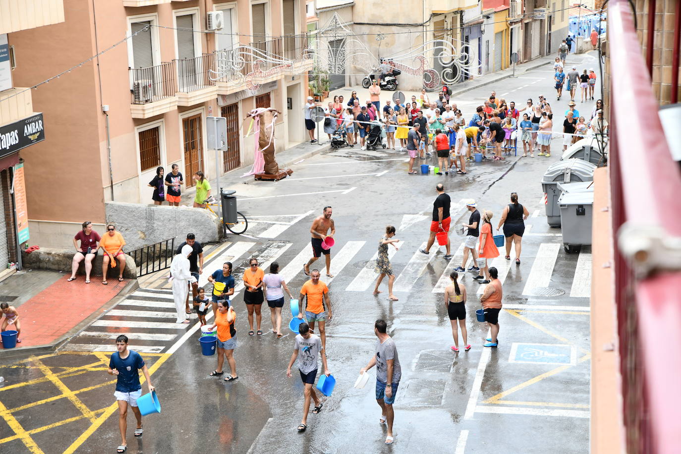 El Raval Roig despide sus fiestas con la tradicional Poalà