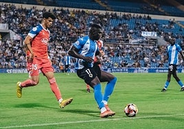 Marcos Mendes protege el balón ante un jugador del Espanyol B