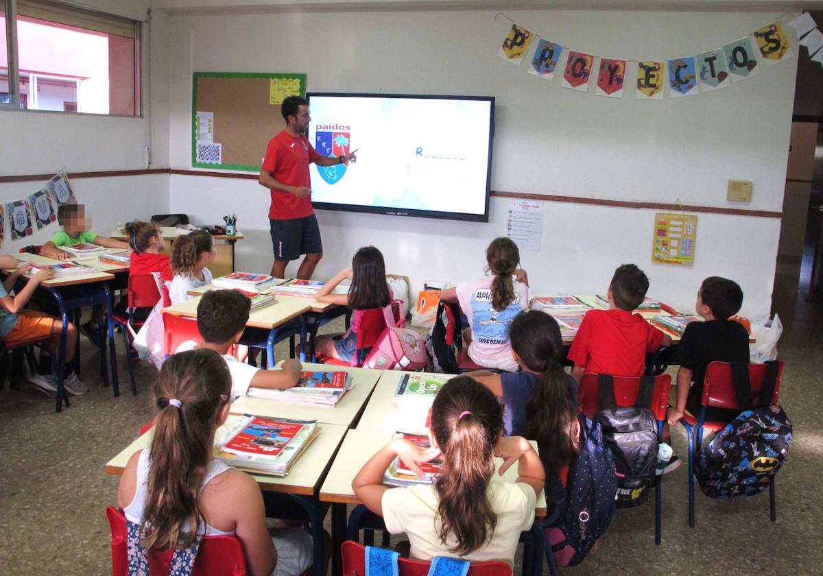 Niños acuden a su primer día de clase en un colegio de la provincia