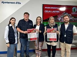 La concejal de Acción Social, con los miembros de la ONG que repartirá los alimentos.