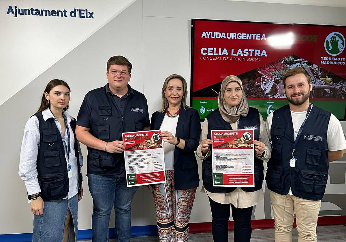 La concejal de Acción Social, con los miembros de la ONG que repartirá los alimentos.