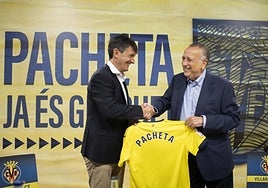 Pacheta estrecha la mano de Fernando Roig durante su presentación con el Villarreal