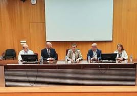 El conseller de Sanidad, Marciano Gómez (c), con el nuevo equipo directivo del Hospital General de Alicante.