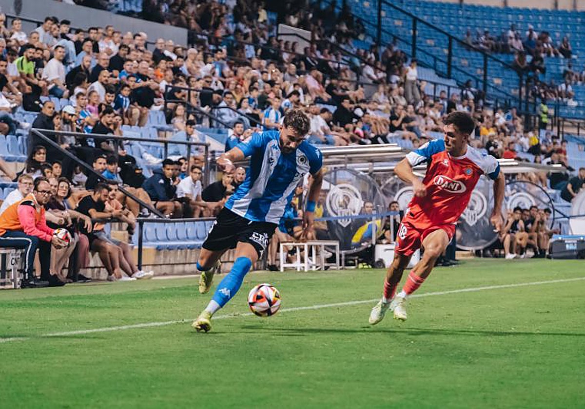 El lateral Samu Vázquez conduce el balón durante el Hércules-Espanyol B